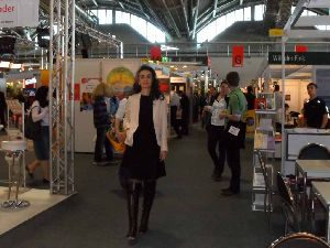 Tatin Giannaro geht zu ihrem Stand auf der Frankfurter Buchmesse