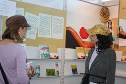 Tatin Giannaro mit Leserin auf der Frankfurter Buchmesse 2009